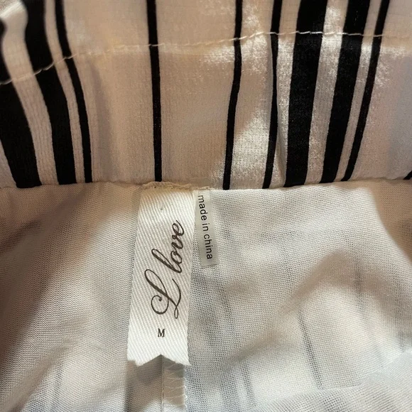 Love Striped Black & White Paper Bag Shorts w/Pockets & Tie-Waist, Size Medium - Picture 3 of 12